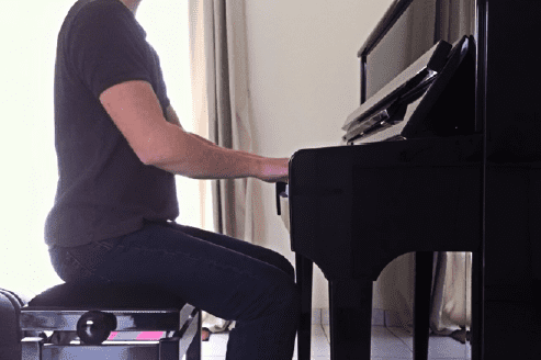 La bonne position au piano : hauteur, mains, et pieds