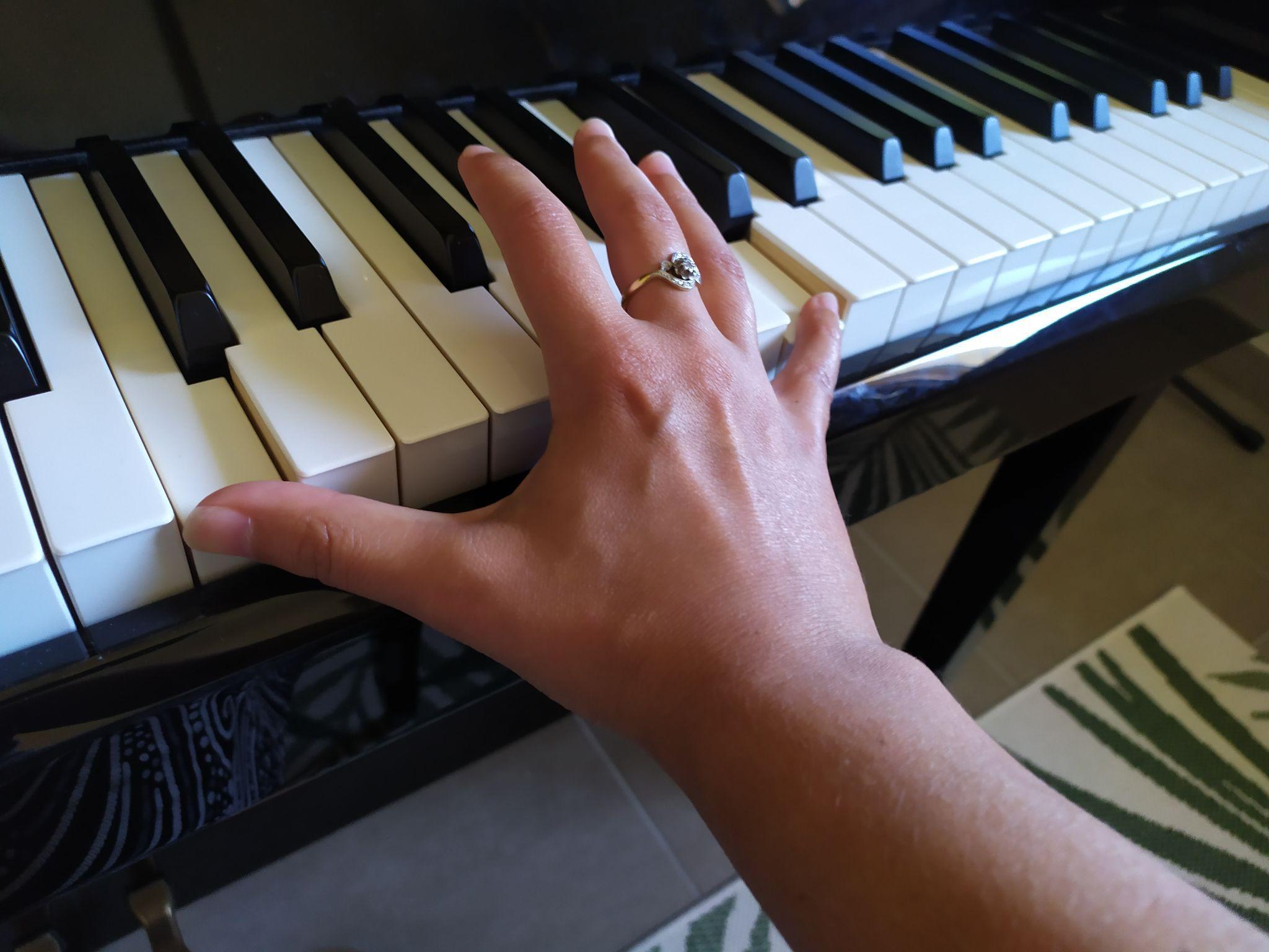 La bonne position au piano : hauteur, mains, et pieds